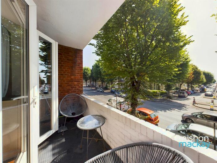 2 Bedroom Flat To Rent In Eaton Gardens, Hove, BN3