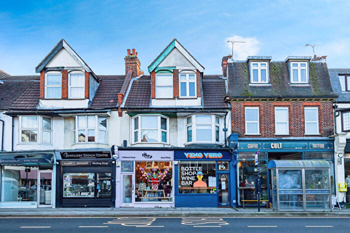 2 Bedroom Maisonette For Sale In Leigh Road, Leigh-on-sea, SS9