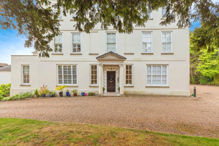 2 Bedroom Flat For Sale In Parsons Fee, Aylesbury, HP20