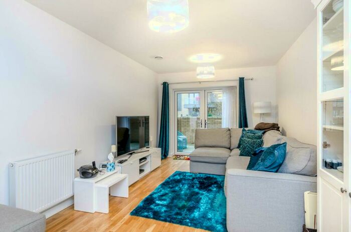 2 Bedroom Flat To Rent In Lakeside Drive, Park Royal, London, NW10