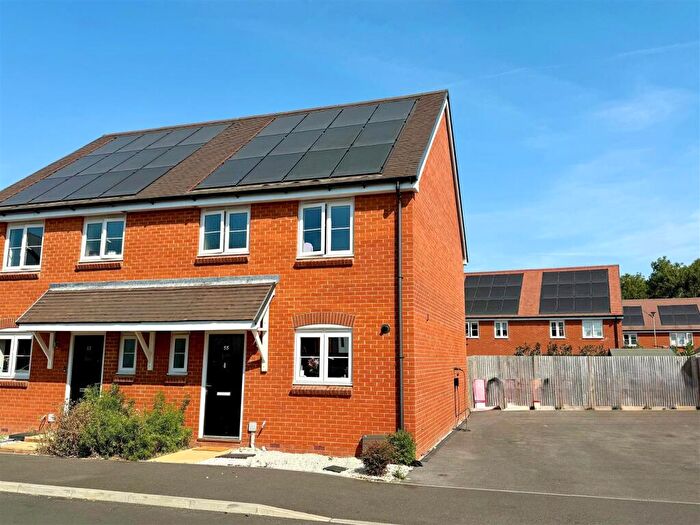 3 Bedroom Semi-Detached House For Sale In Avon Road, Curbridge, SO30