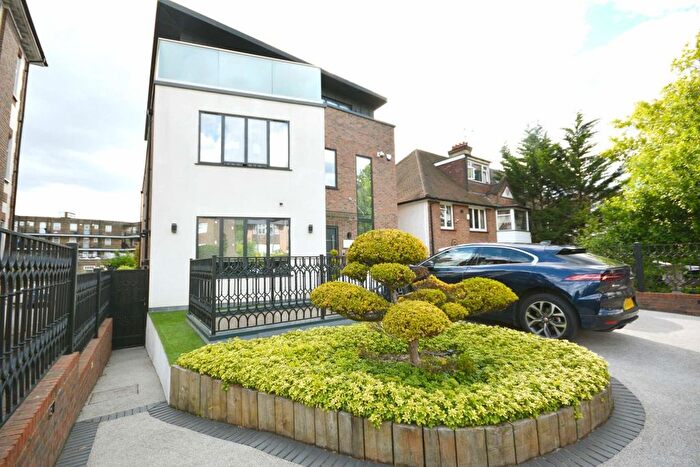 2 Bedroom Flat To Rent In Wykeham Road, London, NW4