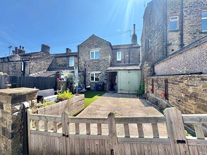 3 Bedroom Terraced House For Sale In Station Road, Halifax, HX4
