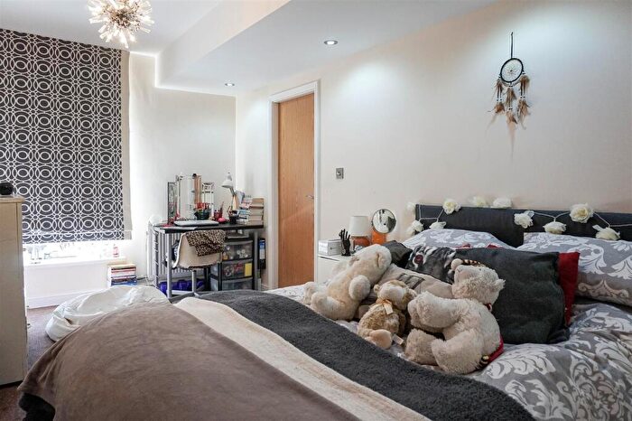 2 Bedroom Apartment To Rent In Ash Grove, Leeds, LS6