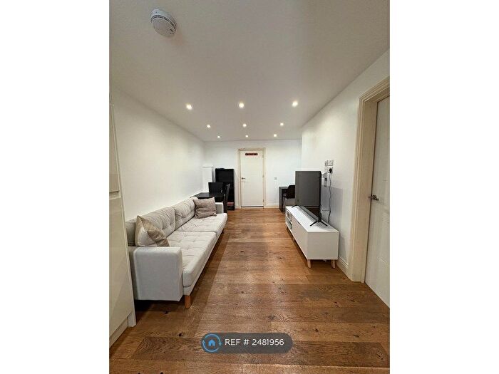 2 Bedroom Flat To Rent In The Mall, London, W5