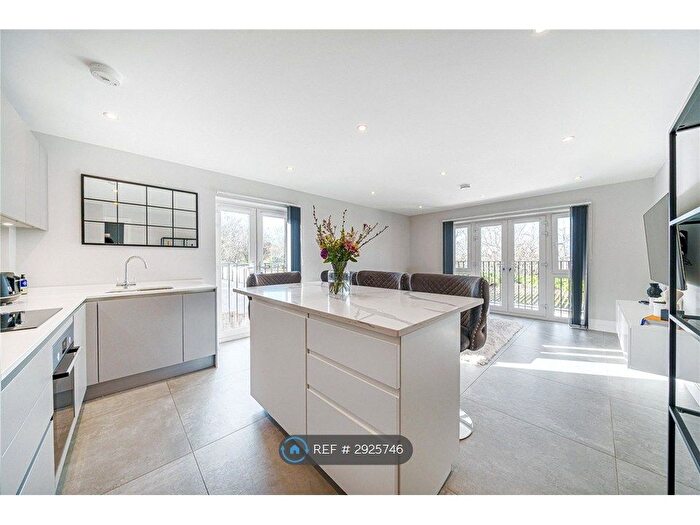 2 Bedroom Flat To Rent In Brandon House, Bushey, WD23