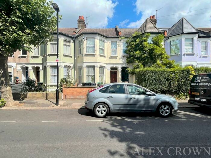 3 Bedroom Flat To Rent In Carlingford Road, Turnpike Lane, N15