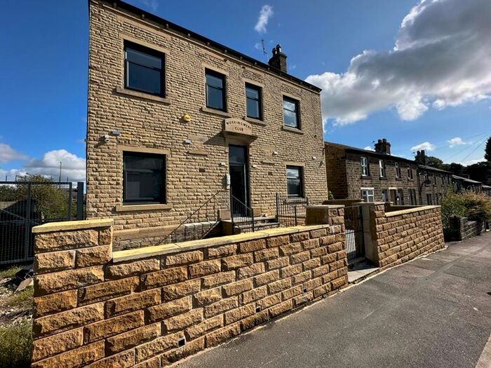 3 Bedroom Flat To Rent In St. Johns Avenue, Newsome, Huddersfield, HD4