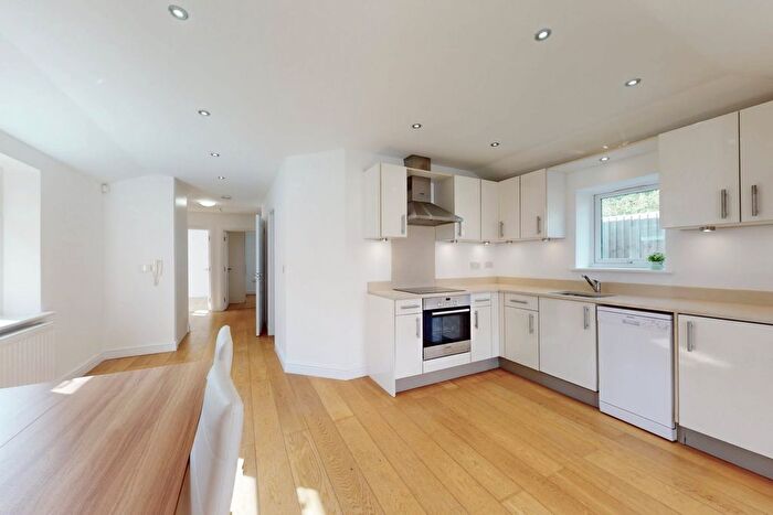 2 Bedroom Cottage To Rent In Wayside, Golders Green, NW11