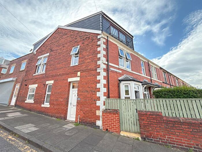 3 Bedroom Maisonette For Sale In Brighton Gardens, Gateshead, NE8