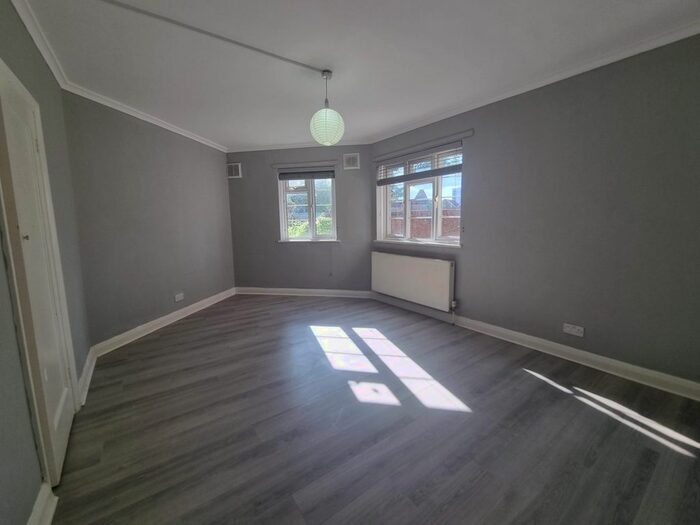 2 Bedroom Flat To Rent In Station Approach, Staines, TW18