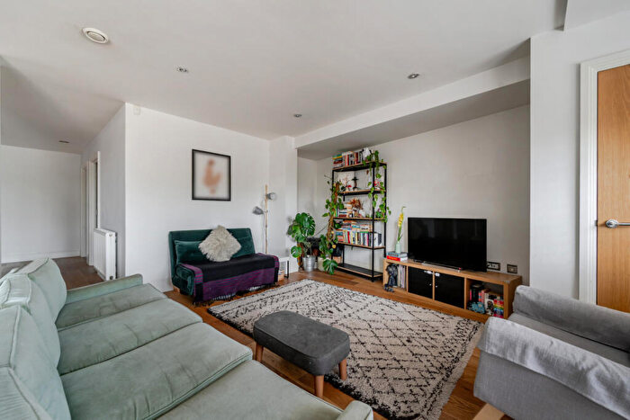 2 Bedroom Apartment For Sale In Bird In Hand Passage, London, SE23