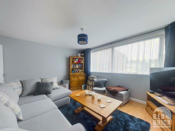 2 Bedroom Flat To Rent In Comrie Close, Coventry, CV2