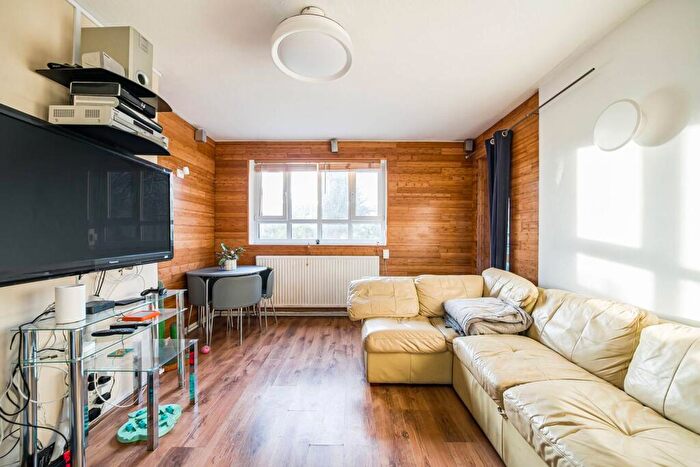 3 Bedroom Flat To Rent In Green Lanes, Stoke Newington, London, N4