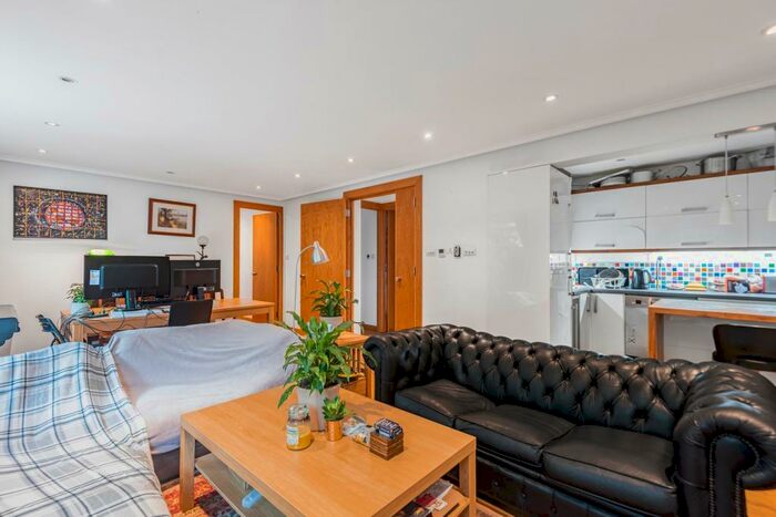 3 Bedroom Property To Rent In Vauxhall Street, Vauxhall, London, SE11