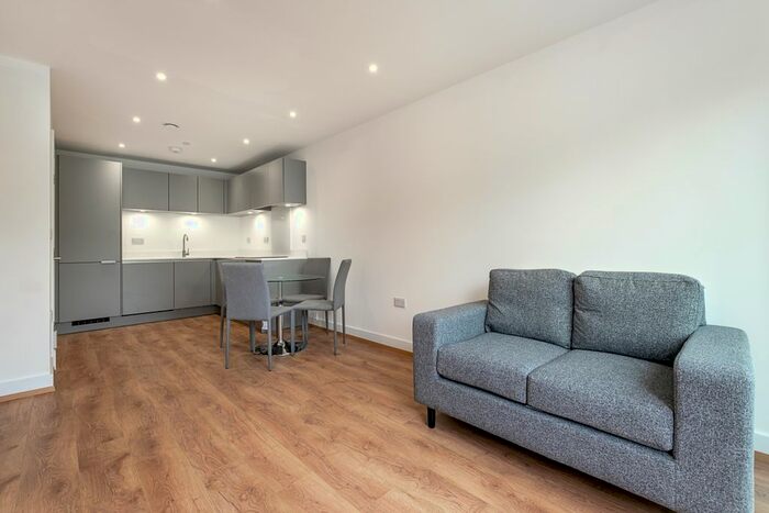 1 Bedroom Flat To Rent In Well Farm Road, Whyteleafe, CR3