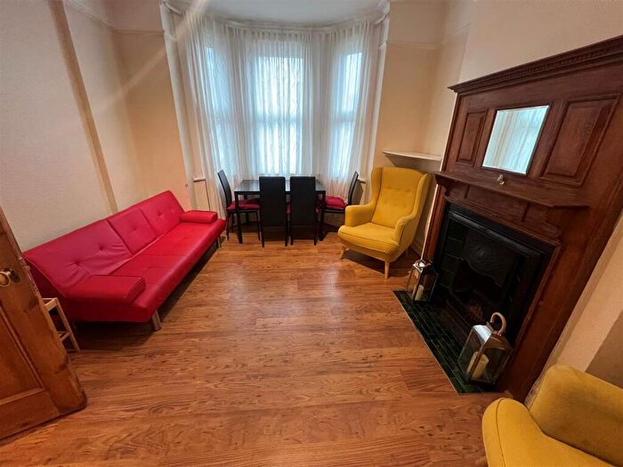 3 Bedroom Maisonette To Rent In Hillview Gardens, Hendon, London, NW4