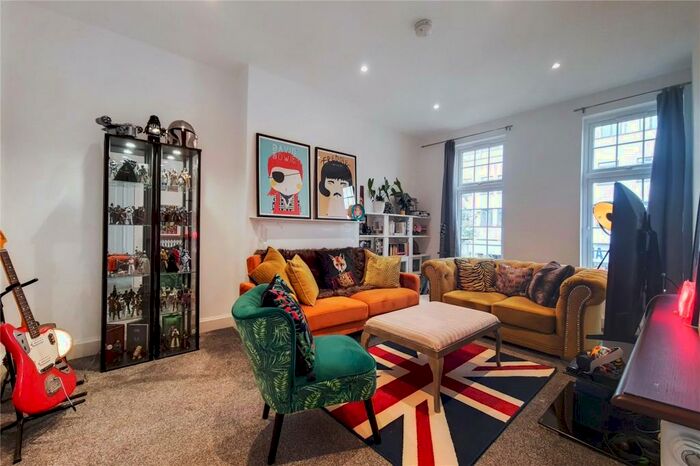 3 Bedroom Flat To Rent In Colston Road, East Sheen, London, SW14