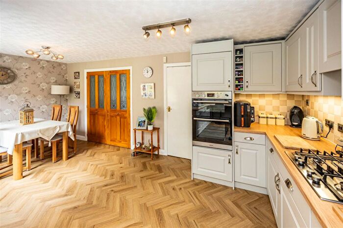 3 Bedroom End Of Terrace House For Sale In Clayfield Drive, Bradford, BD7