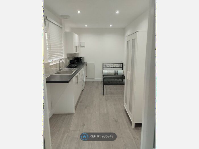 Studio To Rent In Colonial Road, Feltham, TW14