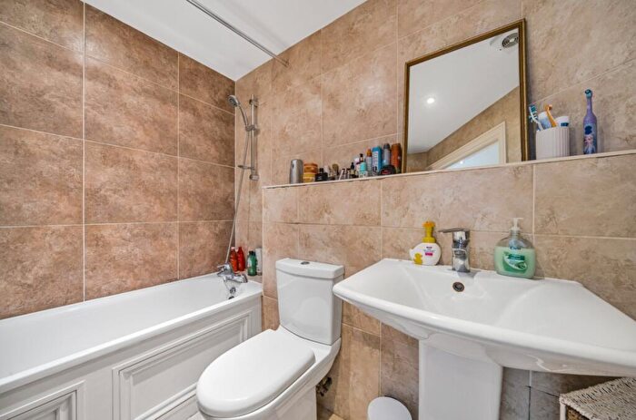 2 Bedroom Flat To Rent In Dartmouth Road, London, SE26