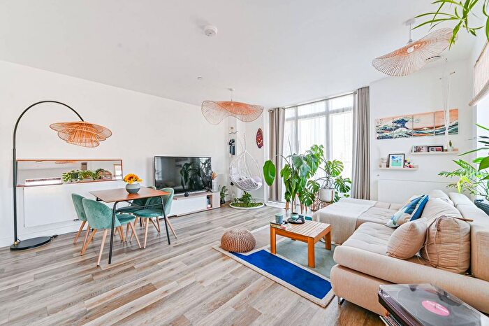 2 Bedroom Flat For Sale In Shillibeer Court, Greenwich, London, SE10