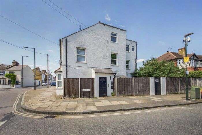 2 Bedroom Flat To Rent In Kneller Road, Whitton, Twickenham, TW2