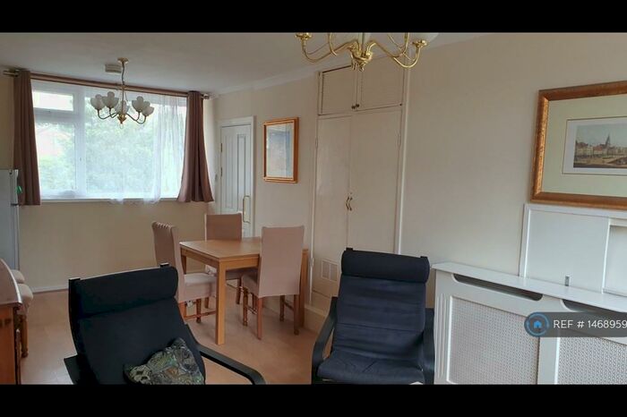 5 Bedroom Flat To Rent In Lorrimore Square, London, SE17