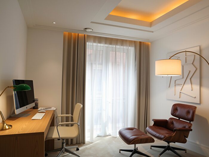 3 Bedroom Flat To Rent In Drake House, London, SW1P