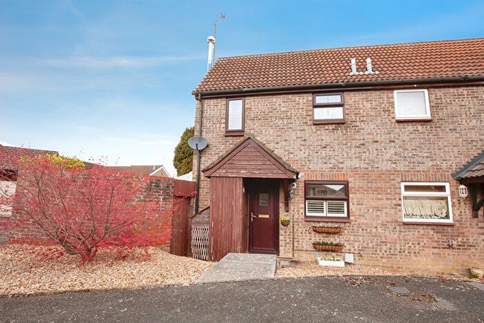 1 Bedroom Semi-Detached House For Sale In Stonefield Way, Burgess Hill, RH15