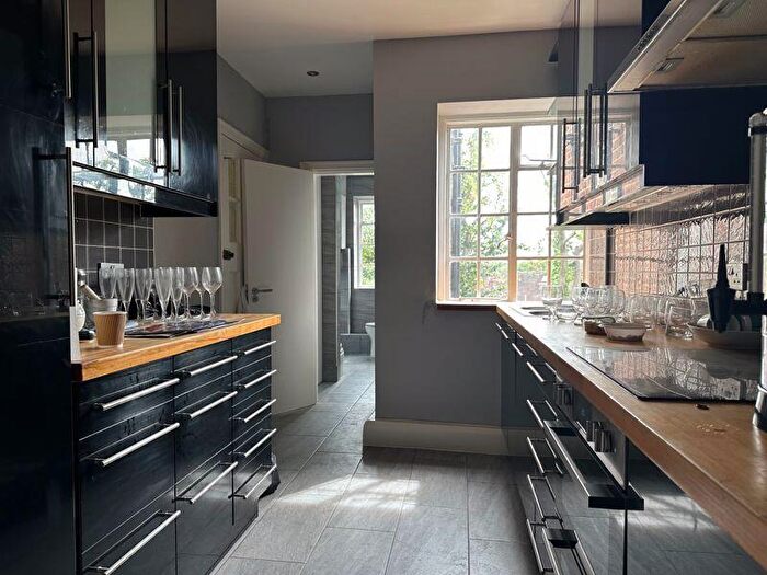 3 Bedroom Detached House For Sale In Dudley Court, Finchley Road, London, NW11