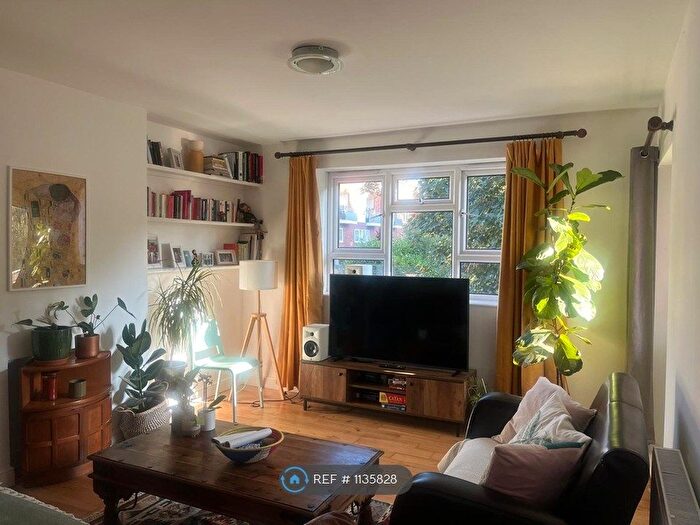 3 Bedroom Flat To Rent In Mackie Road, London, SW2