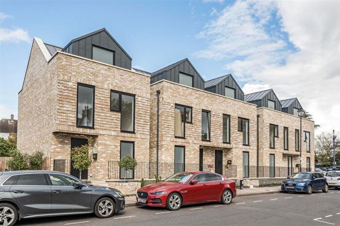 3 Bedroom House For Sale In Little Park Gardens, Enfield, EN2