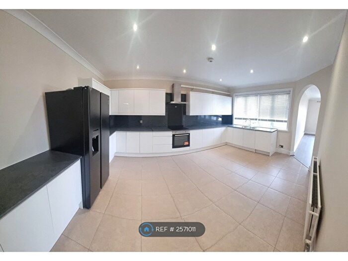 3 Bedroom Flat To Rent In Finchley Road, London, NW11