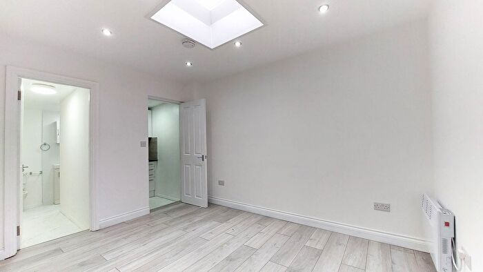 1 Bedroom Flat To Rent In Norbury Court Road, London, SW16