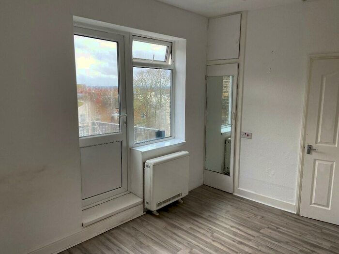 Studio To Rent In Hamlet Court Road, Westcliff-On-Sea, Essex, SS0