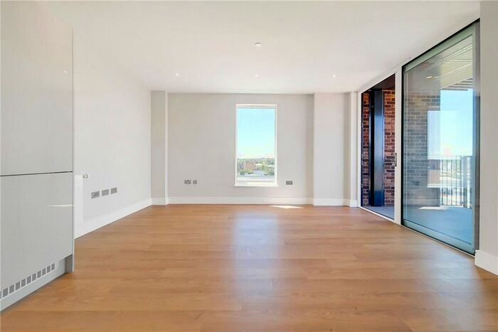 1 Bedroom Flat To Rent In Greyhound Parade, Wimbledon Grounds, London, SW17