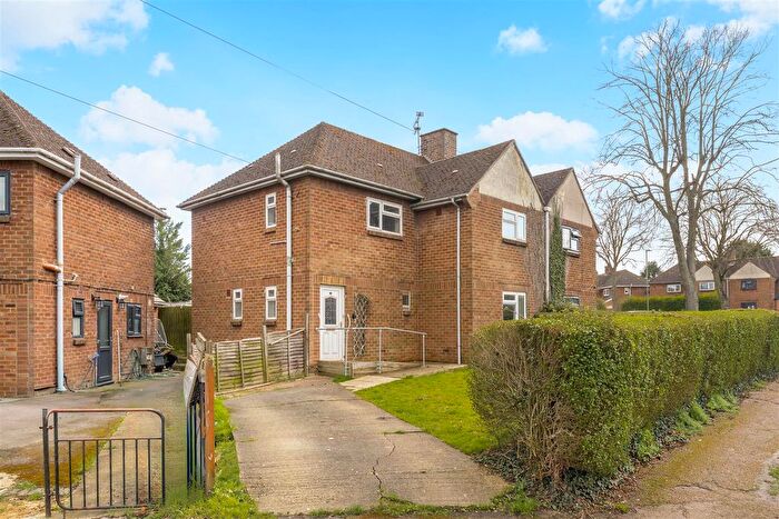 4 Bedroom Semi Detached House For Sale In Middleton Road, Banbury, OX16