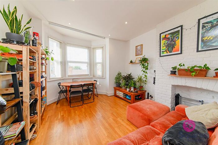 2 Bedroom Flat For Sale In Sunningfields Crescent, Hendon, NW4