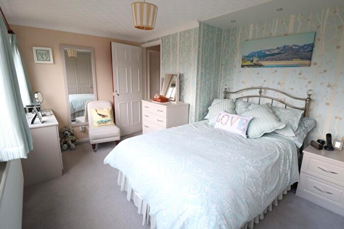 3 Bedroom Semi-Detached House For Sale In Wren Close, Leigh-on-Sea, SS9