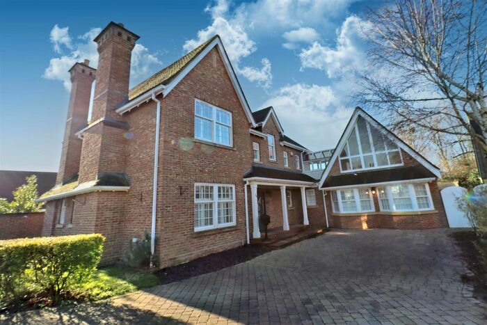 6 Bedroom Detached House To Rent In Petworth Close, Great Notley, Braintree CM77