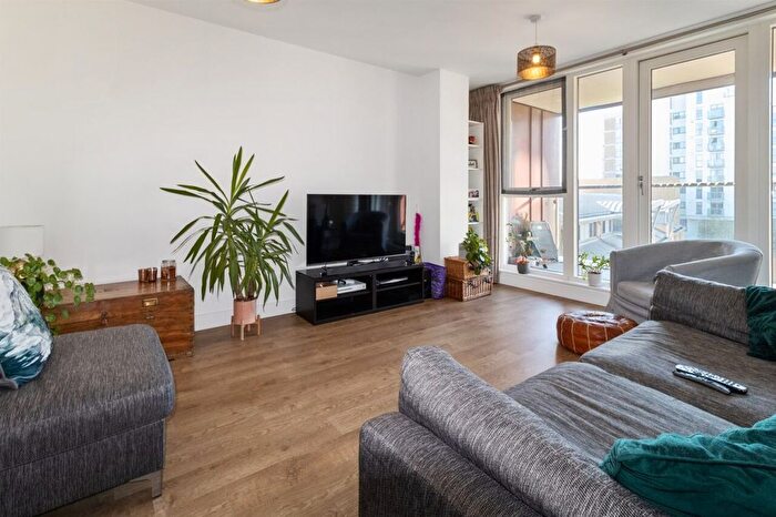 3 Bedroom Flat To Rent In Ancora House, Coalmakers Wharf, London, E14