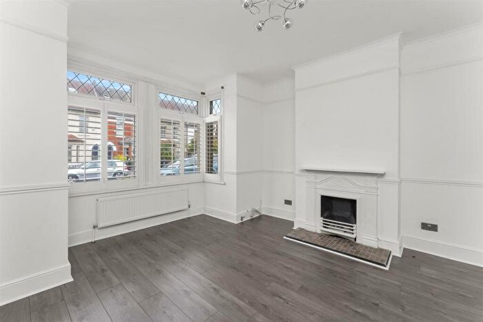 2 Bedroom Flat To Rent In Peel Road, South Woodford, E18