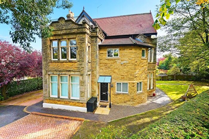 2 Bedroom Flat For Sale In South Drive, Southcliffe, HG2