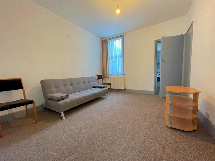 1 Bedroom Flat To Rent In Queens Road, Southall, UB2