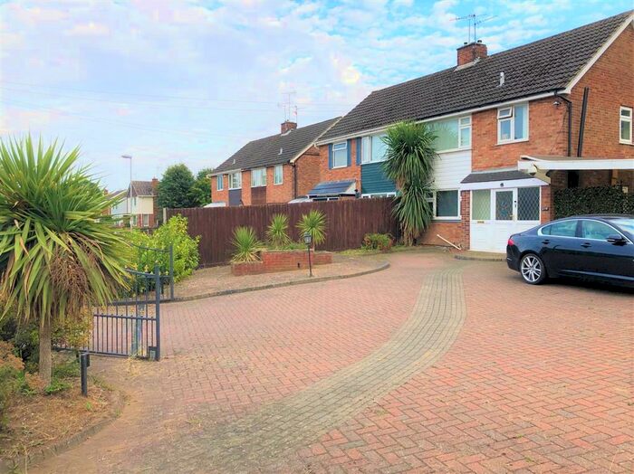 3 Bedroom Semi-Detached House For Sale In Harlaxton Road, Grantham, NG31
