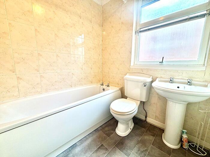 1 Bedroom Flat To Rent In Eastwood Avenue, Shawlands, G41