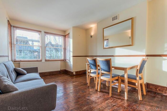 2 Bedroom Flat To Rent In Oakhurst Grove, East Dulwich, London, SE22