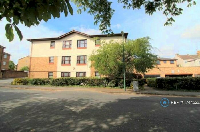 2 Bedroom Flat To Rent In Priory Court, Dartford, DA1