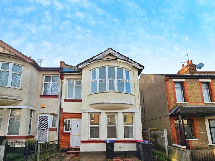 3 Bedroom End Terrace House For Sale In Hainault Avenue, Westcliff On Sea, SS0